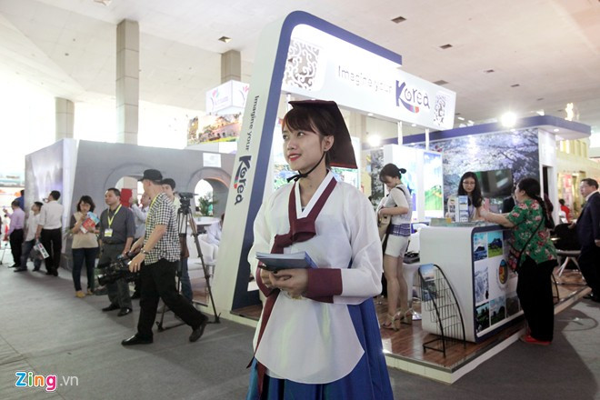 Tổng cục Du lịch Hàn Quốc tại Việt Nam (KTO) cùng với Cục du lịch Jeju (JTO) và Hiệp hội du lịch Hàn Quốc (KATA) cũng tham gia lần này. Trong 3 tháng đầu năm 2015, số lượng khách du lịch từ xứ kim chi tới Việt Nam có khá nhiều biến động, trong đó riêng tháng 2 có sự sụt giảm mạnh do nghỉ Tết Nguyên đán nhưng đã phục hồi đáng kể ngay sau đó. Tính đến ngày 23/3, lượng khách du lịch Việt Nam đạt trên 36.000 người (tăng 23,1% so với cùng kỳ năm ngoái). Người đẹp chuyển giới Thái Lan trong hội chợ du lịch Hà Nội