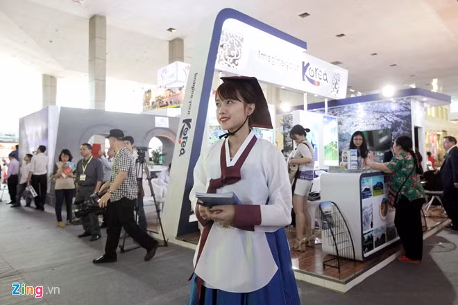 Người đẹp chuyển giới Thái Lan trong hội chợ du lịch Hà Nội