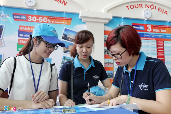 Ông Nguyễn Tiến Đạt - phó giám đốc - cho biết: “Mặc dù giảm giá mạnh, các tour vẫn bảo đảm chất lượng cao chủ yếu nhờ sự hỗ trợ của các hãng hàng không như Vietnam Airlines, Vietjet Air, Dragon Air, Qatar, All Nippon Airways, Kenya Airways…". Người đẹp chuyển giới Thái Lan trong hội chợ du lịch Hà Nội