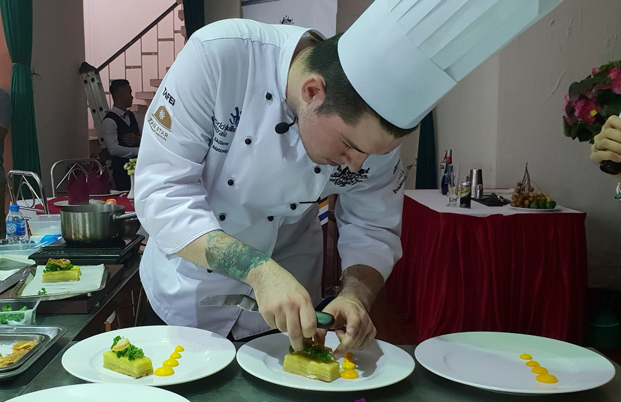 Chuẩn bị phần rau ăn kèm và trang trí mỹ thuật.