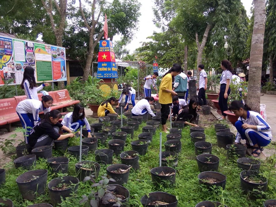 HS trải nghiệm tại CLB Sinh học