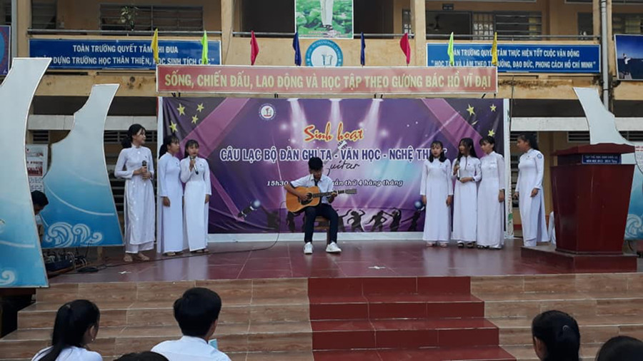 HS hào hứng tham gia biểu diễn văn nghệ