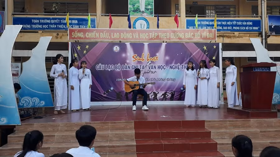 HS hào hứng tham gia biểu diễn văn nghệ