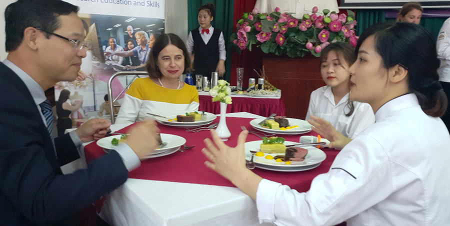 Thưởng thức món bít tết do Critopher Matowski chế biến.