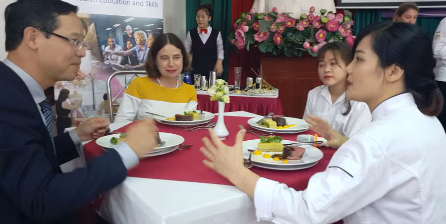 Thưởng thức món bít tết do Critopher Matowski chế biến.