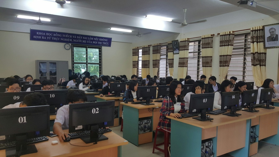 Học sinh lớp 10/7, Trường THPT Trần Phú làm bài kiểm tra trực tuyến môn Tin học trên máy tính. Học sinh lớp 10/7, Trường THPT Trần Phú làm bài kiểm tra trực tuyến môn Tin học trên máy tính.