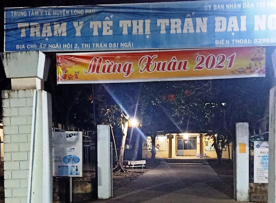 Trạm Y tế Thị trấn Đại Ngãi, nơi tiếp nhận thi thể người đàn ông tử vong được phun hóa chất tiêu độc khử trùng.