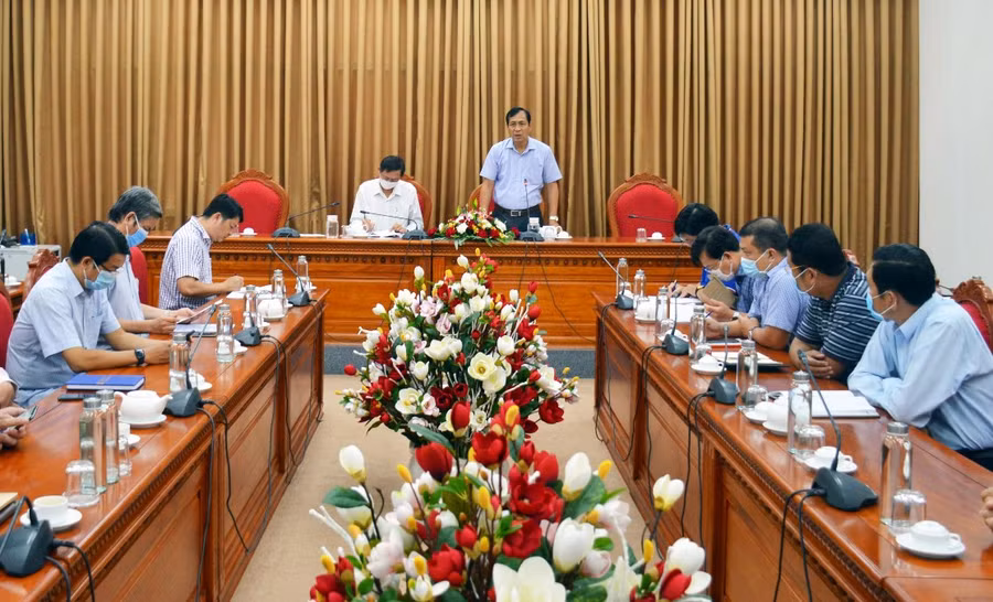 Ban Chỉ đạo phòng, chống Covid-19 tỉnh Cà Mau họp khẩn về công tác phòng chống dịch trên địa bàn.