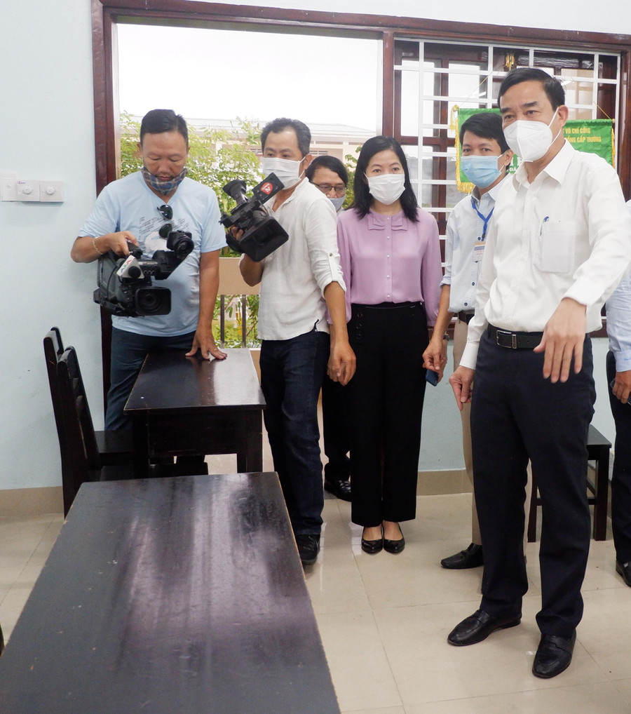 Ông Lê Trung Chinh (bên phải) - Chủ tịch UBND TP Đà Nẵng kiểm tra công tác chuẩn bị cơ sở vật chất cho Kỳ thi Tốt nghiệp THPT năm 2021.