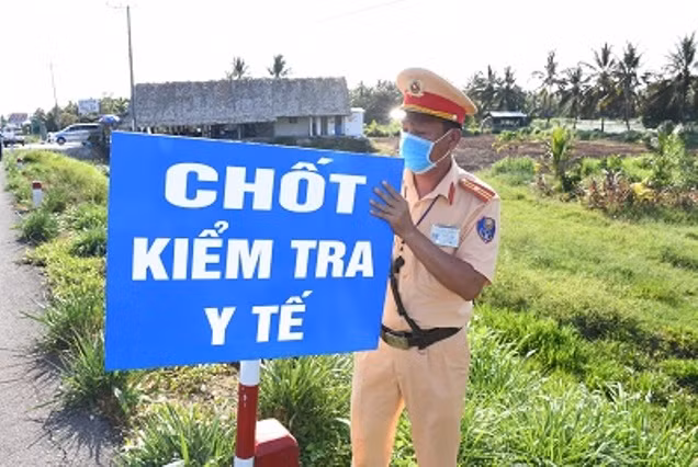 Lập chốt kiểm tra y tế tại tỉnh Trà Vinh. Ảnh: CA Trà Vinh.