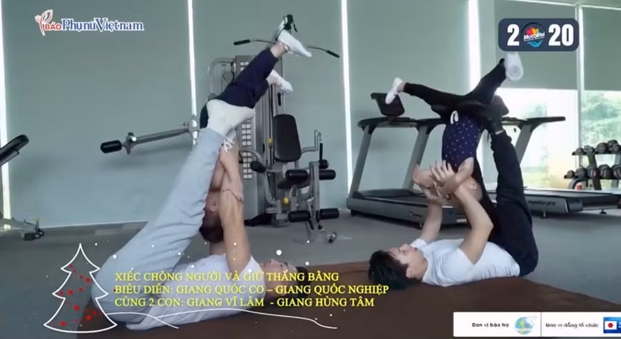 Nghệ sĩ Quốc Cơ, Quốc Hiệp và các con trai biểu diễn và chia sẻ ủng hộ chương trình.