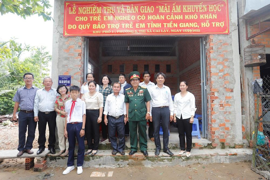 Trao mái ấm khuyến học cho em Phan Trường Kha.