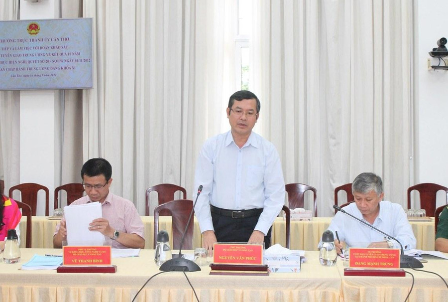 Thứ trưởng Bộ GD&ĐT Nguyễn Văn Phúc phát biểu tại buổi làm việc. Thứ trưởng Bộ GD&ĐT Nguyễn Văn Phúc phát biểu tại buổi làm việc.