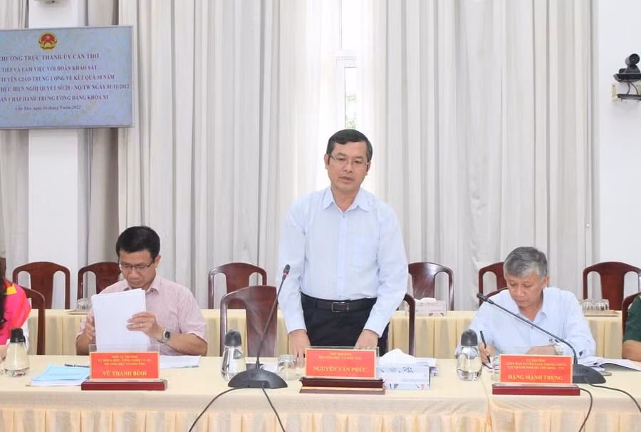 Thứ trưởng Bộ GD&ĐT Nguyễn Văn Phúc phát biểu tại buổi làm việc.