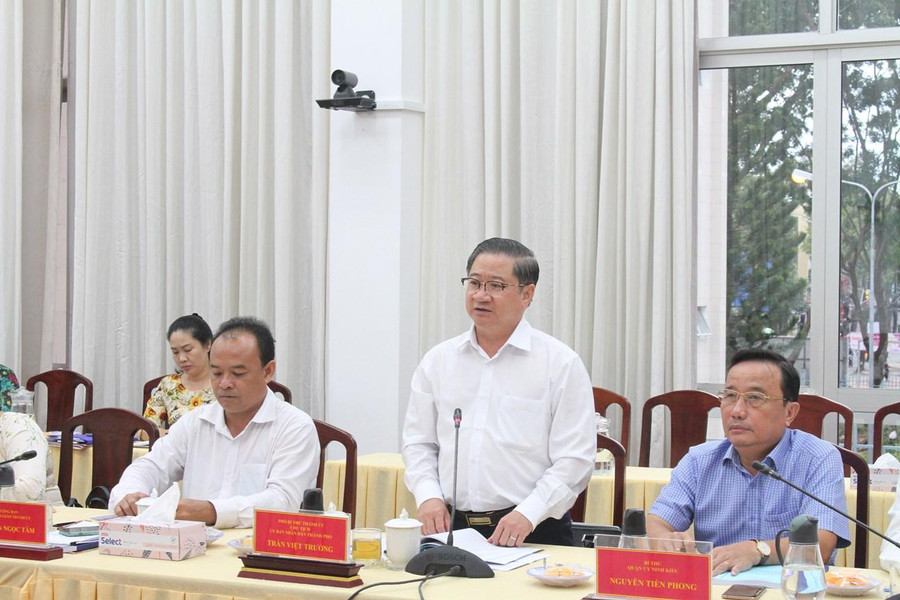 Ông Trần Việt Trường, Phó Bí thư Thành ủy, Chủ tịch UBND TP Cần Thơ phát biểu tại buổi làm việc. Ông Trần Việt Trường, Phó Bí thư Thành ủy, Chủ tịch UBND TP Cần Thơ phát biểu tại buổi làm việc.