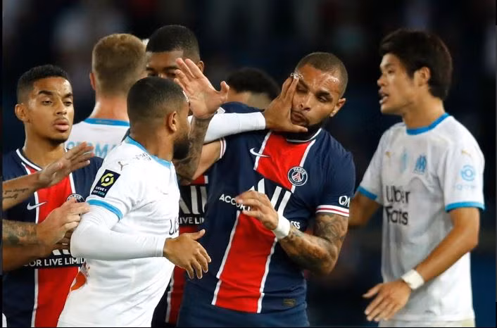 Chơi “đấu võ” khiến cả Jordan Amavi và Layvin Kurzawa bị đuổi khỏi sân.
