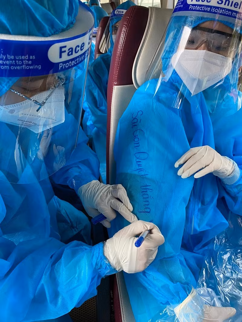 Quyết tâm của đội tình nguyện Học viện Y Dược học cổ truyền Việt Nam, giúp TP Hồ Chí Minh chiến thắng đại dịch Covid-19. Ảnh: NVCC