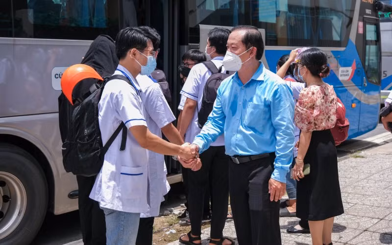 BS Nguyễn Quang Thông, Hiệu trưởng Trường CĐ Y tế Cần Thơ tiễn sinh viên lên xe hỗ trợ tỉnh bạn chống dịch.