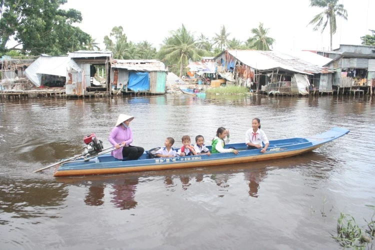 HS vùng sông nước huyện Trần Văn Thời (Cà Mau) đến trường bằng xuồng (ảnh chụp thời điểm chưa diễn ra dịch Covid-19). Ảnh: Q. Ngữ