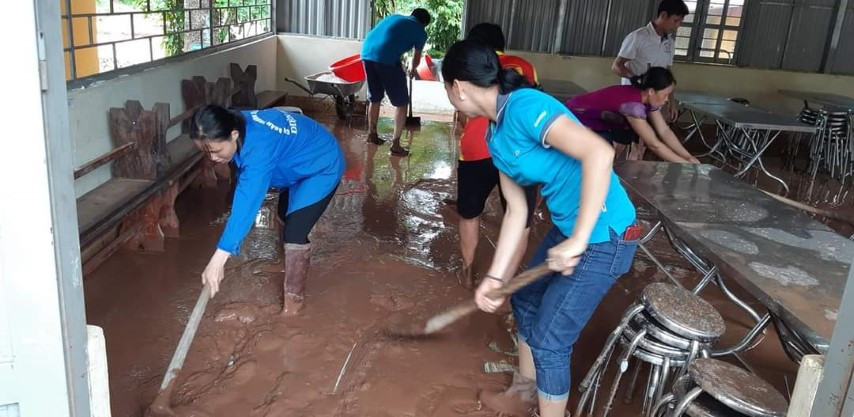 Với nhiều giáo viên ở Chà Nưa, mỗi mùa khai giảng lại nơm nớp lo lũ về. Ảnh: NTCC
