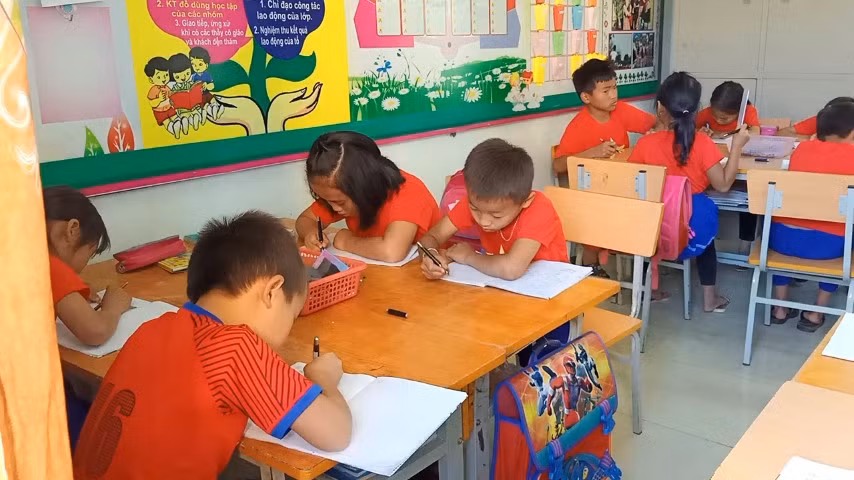 Chiếc áo đỏ trở thành đồng phục của học sinh nhiều trường học vùng cao.