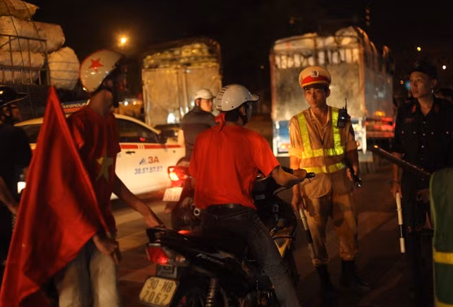 Tổ 141 trắng đêm chống đua xe sau chiến thắng của U19 VN