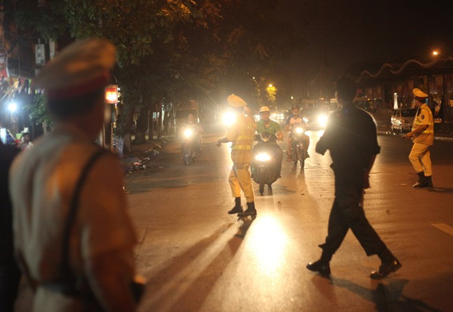 Tổ 141 trắng đêm chống đua xe sau chiến thắng của U19 VN