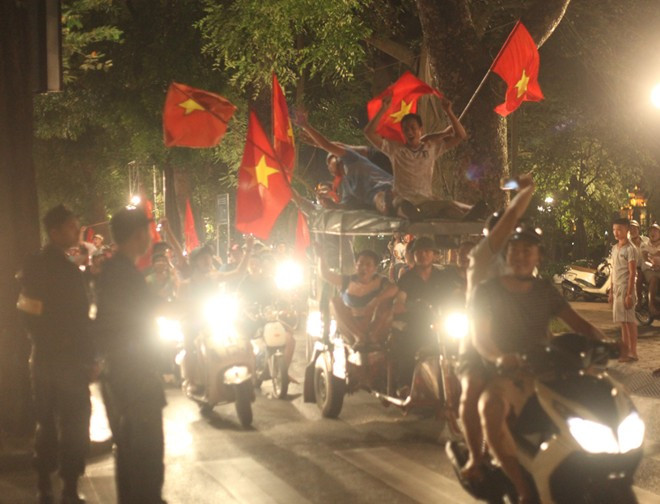 Tổ 141 trắng đêm chống đua xe sau chiến thắng của U19 VN