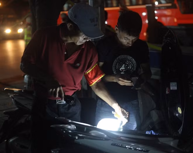 Tổ 141 trắng đêm chống đua xe sau chiến thắng của U19 VN