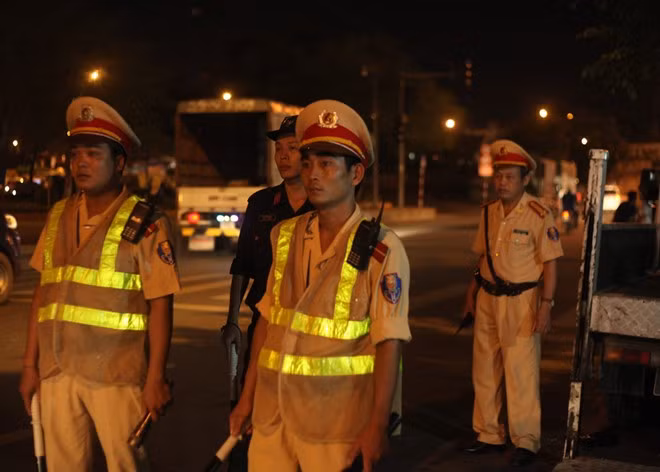 Tổ 141 trắng đêm chống đua xe sau chiến thắng của U19 VN