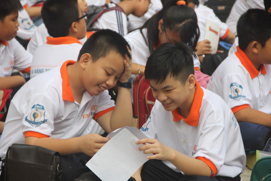 Các em trao đổi trước giờ thi