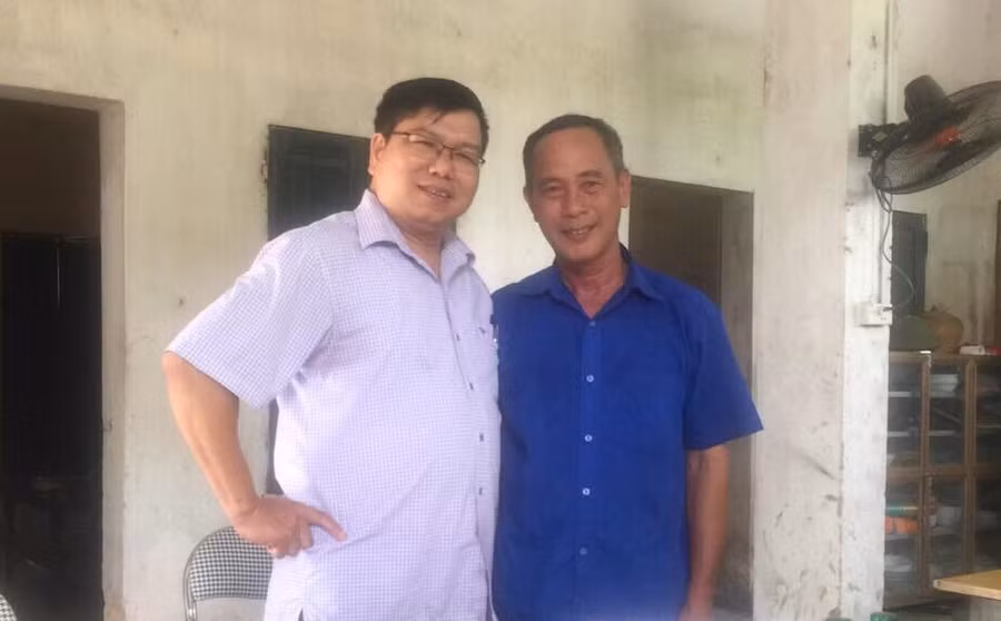 TS Trần Quang Yên (trái ảnh) và bác Việt - bảo vệ Trường THPT Giao Thuy (Nam Định) tại điểm thi.