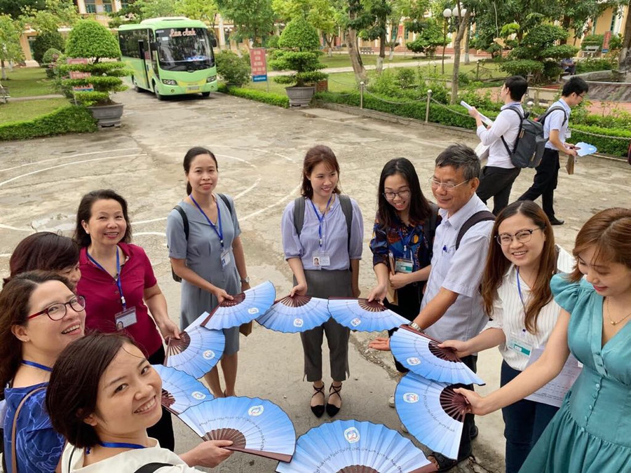 Cùng đặc sản bánh cốm, Trường ĐH Kinh tế quốc dân đến Nam định phối hợp tổ chức thi với những chiếc quạt xinh xắn làm quà tặng cho các điểm thi