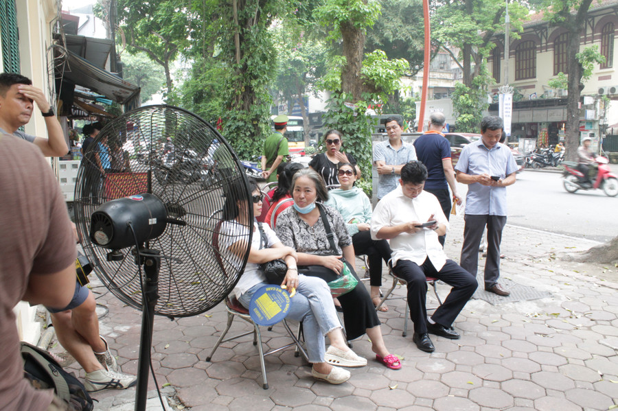 Phụ huynh với tâm thế thoải mái ngồi đợi con trong không khí mát mẻ, thuận lợi. Quạt mát được sinh viên tình nguyện chuẩn bị chu đáo. Phụ huynh với tâm thế thoải mái ngồi đợi con trong không khí mát mẻ, thuận lợi. Quạt mát được sinh viên tình nguyện chuẩn bị chu đáo.