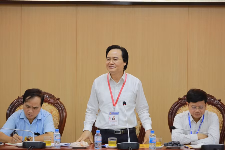 Bộ trưởng Bộ GD&ĐT Phùng Xuân Nhạ làm việc tại huyện Hoài Đức (Hà Nội) về Kỳ thi THPT quốc gia năm 2019. Ảnh: Xuân Phú