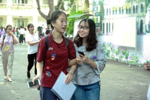 Một thí sinh đến từ Trường THPT Nhân Chính (Hà Nội) cho biết: Trong 2 ngày thi, chúng em còn khá nhiều thời gian để nghỉ ngơi. Ngày thi thứ nhất là "nặng" nhất, nhưng vì nhà gần nên chúng em không mất thời gian đi lại nên vẫn đủ thời gian có giấc ngủ trưa ngắn tại nhà, được "ăn cơm mẹ nấu"; Thời tiết ngày đầu tiên cũng rất mát mẻ. Hôm qua, em chỉ phải thi môn Ngoại ngữ buổi chiều nên thêm thời gian "lại sức" Một thí sinh đến từ Trường THPT Nhân Chính (Hà Nội) cho biết: Trong 2 ngày thi, chúng em còn khá nhiều thời gian để nghỉ ngơi. Ngày thi thứ nhất là "nặng" nhất, nhưng vì nhà gần nên chúng em không mất thời gian đi lại nên vẫn đủ thời gian có giấc ngủ trưa ngắn tại nhà, được "ăn cơm mẹ nấu"; Thời tiết ngày đầu tiên cũng rất mát mẻ. Hôm qua, em chỉ phải thi môn Ngoại ngữ buổi chiều nên thêm thời gian "lại sức"