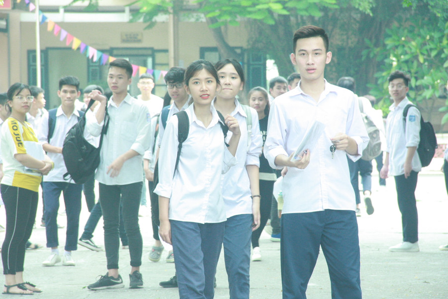 Quan sát của phóng viên, tâm lý thí sinh khá tự tin. Thí sinh Lan Phương (Trường THPT Hoàng Văn Thụ, Hà Nội) cho biết: Em chọn tổ hợp thi này vì muốn dự xét tuyển vào các trường khối A và khối D. Có thể mạnh về khoa học tự nhiên nên Phương khá tự tin và thoải mái trước buổi thi