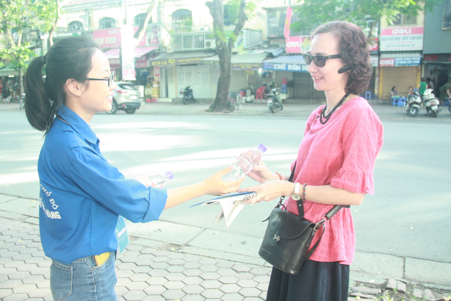 Hầu hết các điểm thi đều có nước uống miễn phí từ lực lượng thanh niên tình nguyện. Hoàng Thé Việt - sinh viên Học viện Ngân hàng cho biết: So với mọi năm, làm tình nguyện năm nay, đặc biệt là sáng nay (26/6) rất nhàn vì thí sinh ít. Phụ huynh gần nhà nên chỉ đến đưa đón con chứ không ở lại nên không có nhiều nhu cầu hỗ trợ