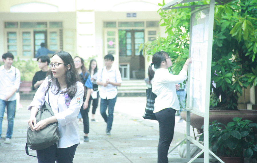 Từ sáng sớm, Hà Nội đã báo hiệu một ngày nắng nóng. Khoảng 6h sáng, rất nhiều thí sinh đã đến điểm thi, xem lại phòng thi Từ sáng sớm, Hà Nội đã báo hiệu một ngày nắng nóng. Khoảng 6h sáng, rất nhiều thí sinh đã đến điểm thi, xem lại phòng thi