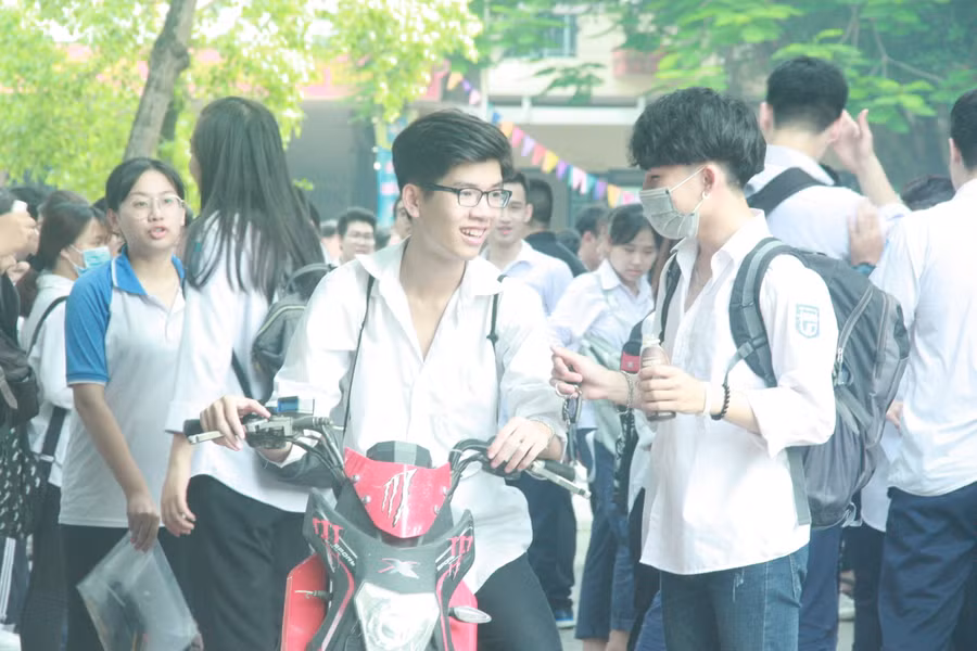 Gương mặt thí sinh tươi vui, không nhiều lo lắng trước buổi thi. Gương mặt thí sinh tươi vui, không nhiều lo lắng trước buổi thi.