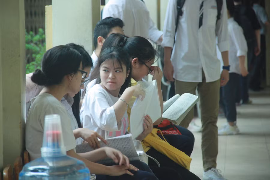 Thí sinh đợi để được gọi vào phòng thi Thí sinh đợi để được gọi vào phòng thi