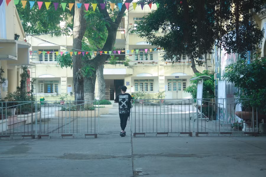 Chưa đến 7 giờ sáng, trường thi sáng nay đã rất vắng vẻ. Thí sinh này đến chưa muộn so với quy định, nhưng thời điểm này, các thí sinh đã được gọi hết vào phòng thi. Thí sinh sẽ bắt đầu làm bài thi từ 7h35