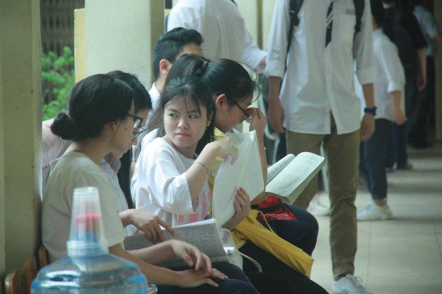 Thí sinh đợi để được gọi vào phòng thi