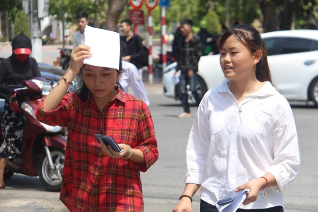 Trời nắng nóng hơn nhiều so với sáng nay. Trời nắng nóng hơn nhiều so với sáng nay.