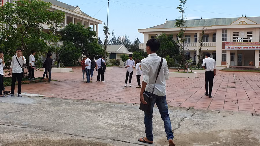 Thí sinh huyện đảo Cô Tô bước vào môn thi thứ 3 với thời tiết nắng gay gắt.