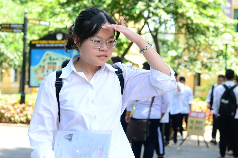 Thí sinh dự thi tại điểm thi THPT Chu Văn An chiều 26/6