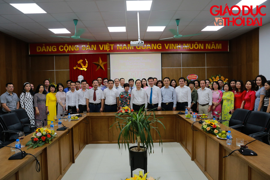 Bộ trưởng Phùng Xuân Nhạ chụp ảnh cùng tập thể cán bộ, phóng viên, biên tập viên Báo GD&TĐ