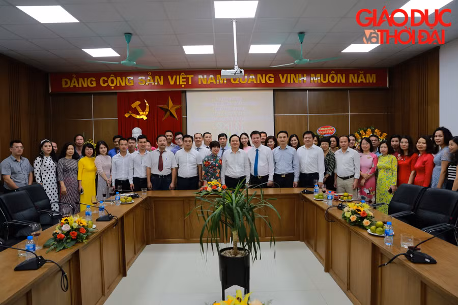 Bộ trưởng Phùng Xuân Nhạ chụp ảnh cùng tập thể cán bộ, phóng viên, biên tập viên Báo GD&TĐ