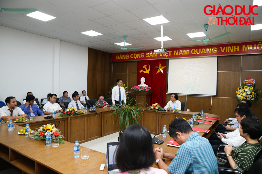 Tổng Biên tập Triệu Ngọc Lâm báo cáo với Bộ trưởng tình hình phát triển của Báo GD&TĐ.