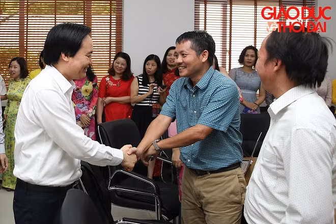 Cán bộ, phóng viên, biên tập viên Báo GD&TĐ đón mừng Bộ trưởng đến thăm và chúc mừng tòa soạn.